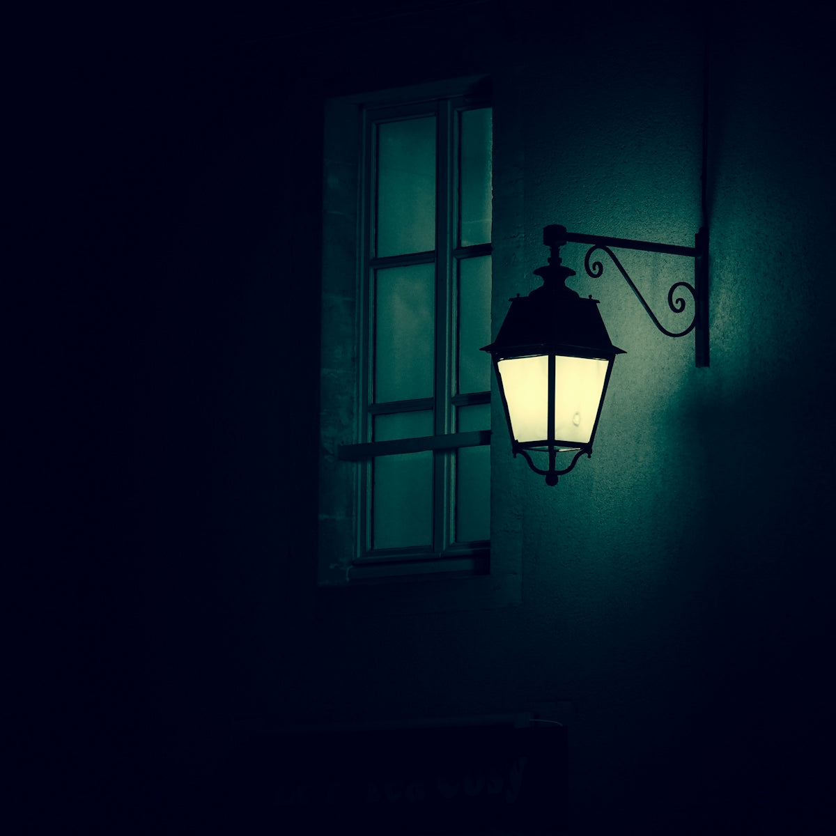 a lamp is lit up in a dark room